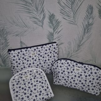 Kit de 3 Piezas Artesanal en Algodón OEKO-TEX – Neceser Cuadrado, Neceser Caramel + Bolsa Plegable ​Modelo Travel Noche